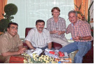 von links nach rechts – Herr Muammer Sefaci, Herr Sahil Taner Serin (Vorstand der Nasreddin Hoca und Tourismus Gesellschaft - Aksehir),  Martha und Lutz Schauerhammer (Dichterpflänzchen)